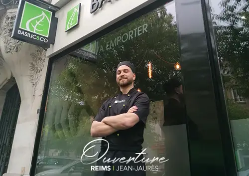 Camille Poyart devant la façade de Basilic & Co, nouveau restaurant à Reims (Jean Jaurès)