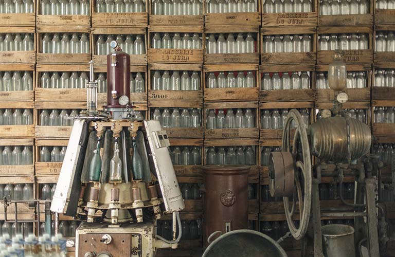 Atelier de fabrication d'Elixia dans le Jura, l'une des plus anciennes limonaderies de France