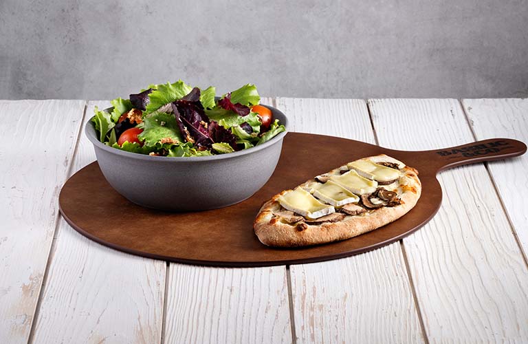 Planche à pizza composée d'une pizzette Lorraine et d'une salade d'accompagnement, carte printemps-été