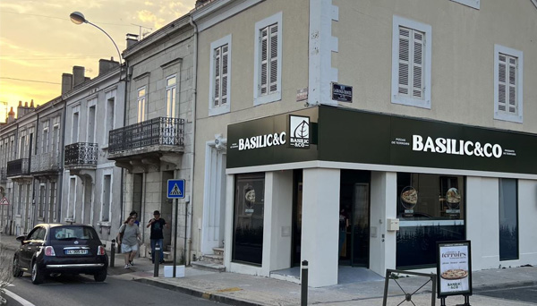 Façade du restaurant Basilic & Co Périgueux en angle de rue. 