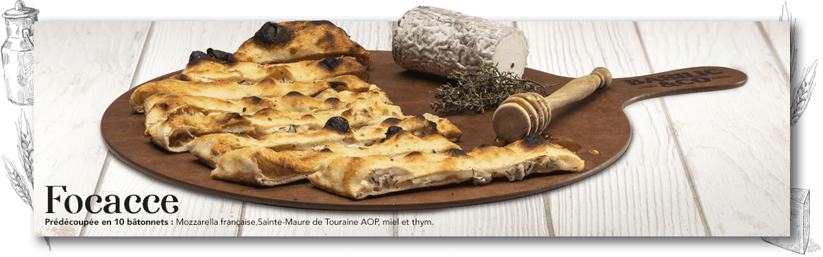 Focaccia Sainte-Maure des pizzerias Basilic & Co, découpée en plusieurs parts, sur une planche en bois