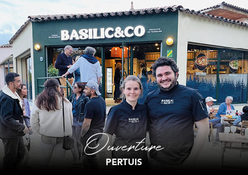 Jean-Baptiste et Lucie Cotrian devant la façade de la nouvelle pizzeria à Pertuis Basilic & Co