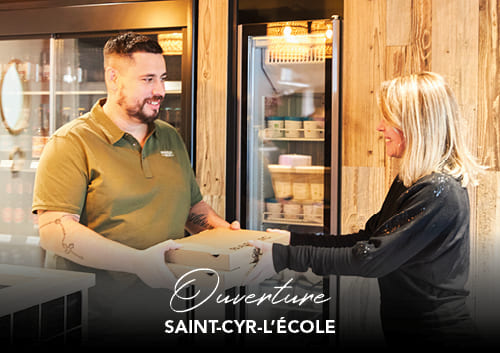 David Gonçalves remettant une pizza à une cliente de la pizzeria Basilic & Co Saint-Cyr-l'Ecole.